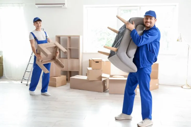 Umzugshelfer sortieren Möbel nach Beiladung Umzugshelfer sortieren Möbel nach Beiladung